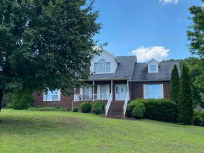 Charming getaway minutes from the lake!